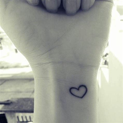 tatuaje de corazon pequeño|Las 63 mejores ideas de TATUAJES DE。